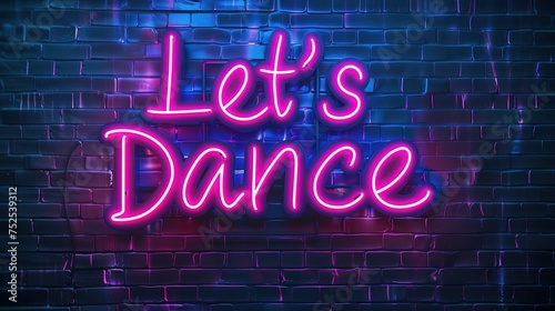 Neonowa tablica oświetlona słowami Lets Dance na tle ciemnej ściany.