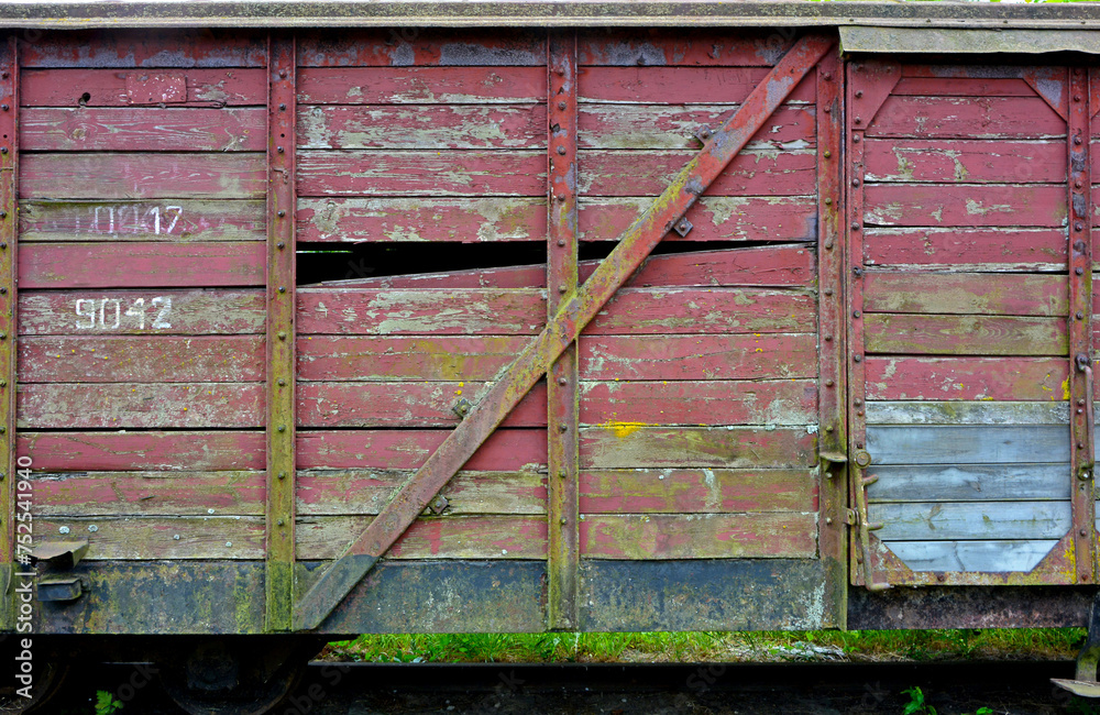 stary, zniszczony drewniany wagon towarowy, drewniany wagon z łuszczącą się farbą, old ruined wooden freight wagon, old wooden wagon with peeling paint, dingy wooden old railway wagon,
 - obrazy, fototapety, plakaty 