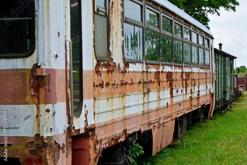 stary, zniszczony wagon kolejowy, zardzewiały wagon kolejowy, old, ruined railway wagon, Old, abandoned and broken railway wagon, old rusty railway wagon, 

 photo