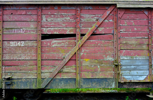 stary, zniszczony drewniany wagon towarowy, drewniany wagon z łuszczącą się farbą, old ruined wooden freight wagon, old wooden wagon with peeling paint, dingy wooden old railway wagon, 