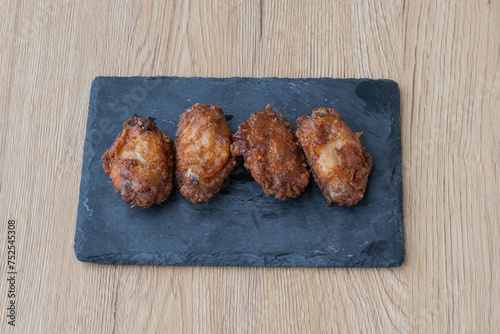 karaages wings, morceaux de poulet frit à la japonaise photo