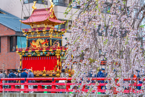 春の高山祭
