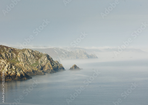 Rochers dans la brume