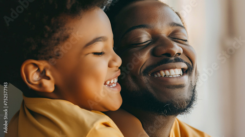 Homem afro e seu filho se abraçando e sorrindo - Papel de parede photo