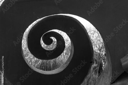 Fotografía Sculpture of a spiral-shaped snail shell from the Rambleta Park (Valencia-Spain)