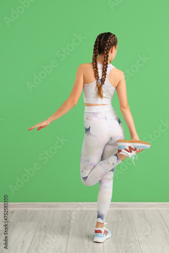 Sporty young woman in leggi...