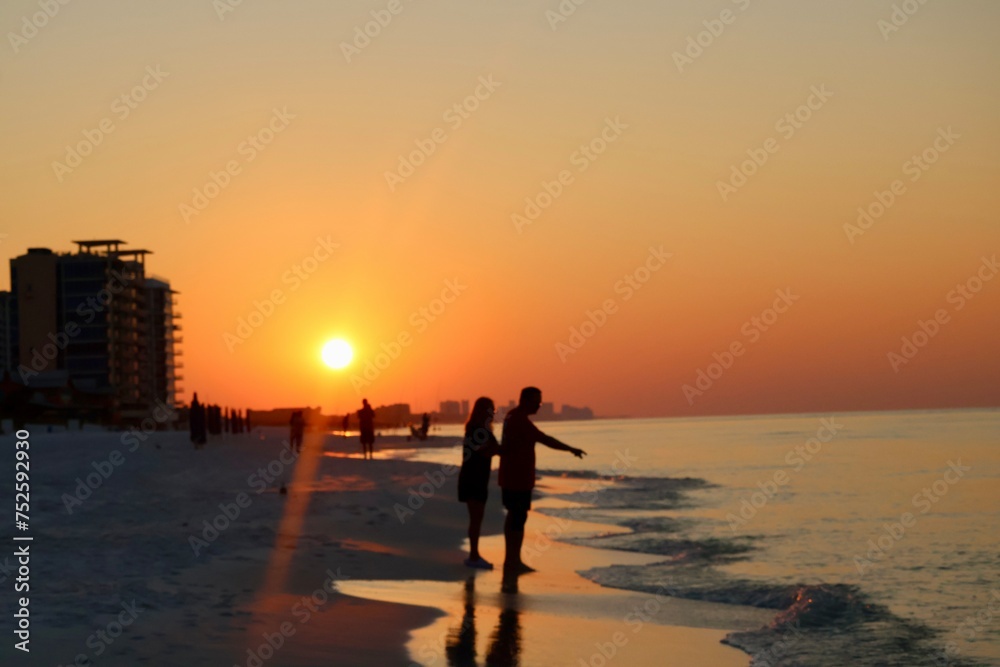 Fototapeta premium silhouette of a couple on the beach