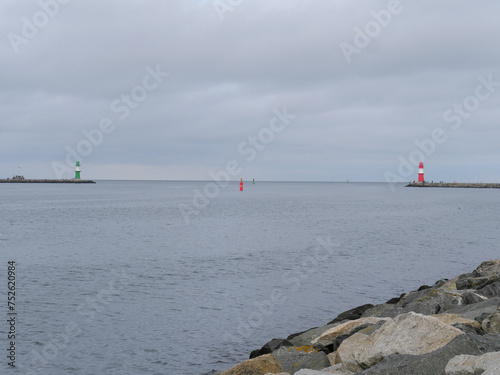 Der rote und der gr  ne Leuchtturm an der Mole des Hafens Warnem  nde vor der Ostsee