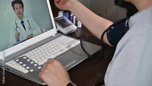 비대면 진료를 하고 있는 환자와 의사(Male patient receiving telemedicine using laptop)