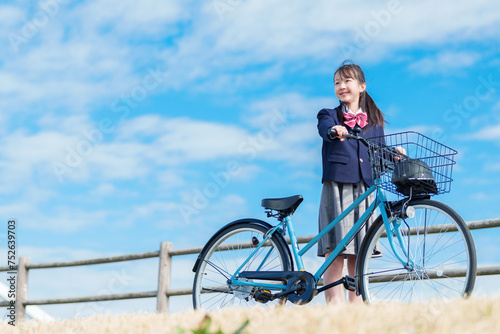 自転車で通学する女の子