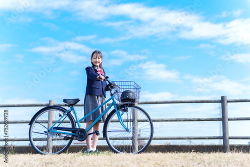 自転車で通学する女の子 © taka