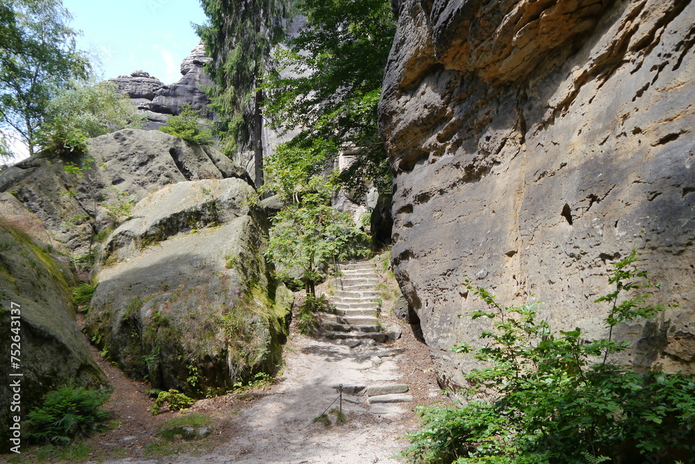 Weg mit Treppe auf dem Pfaffenstein in der Sächsischen Schweiz Weg mit Treppe auf dem Pfaffenstein in der Sächsischen Schweiz