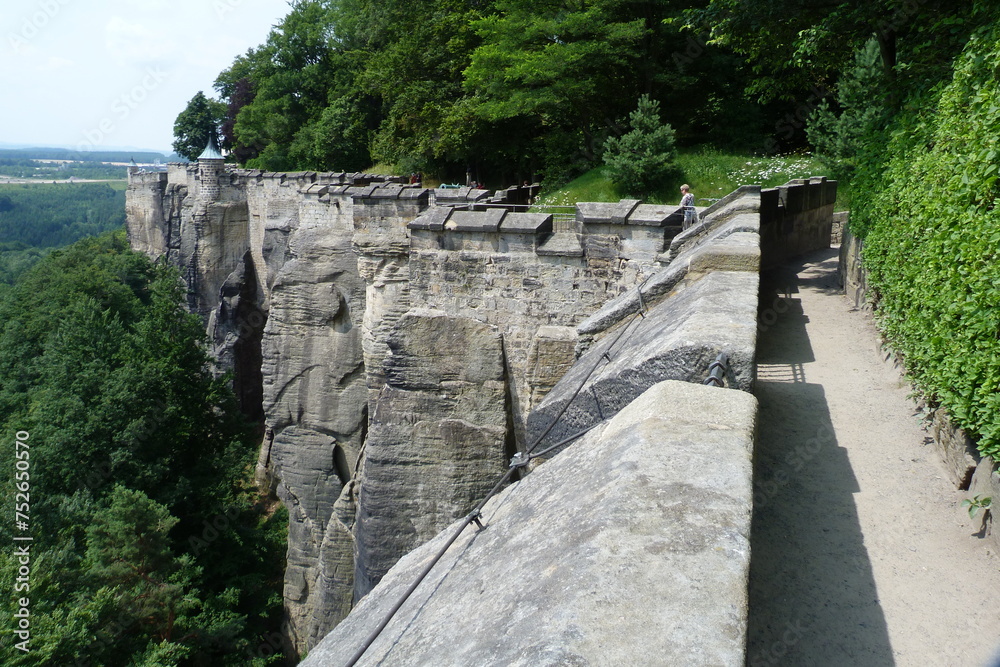 Mauern auf Felsen auf der Festung Königstein in der Sächsischen Schweiz