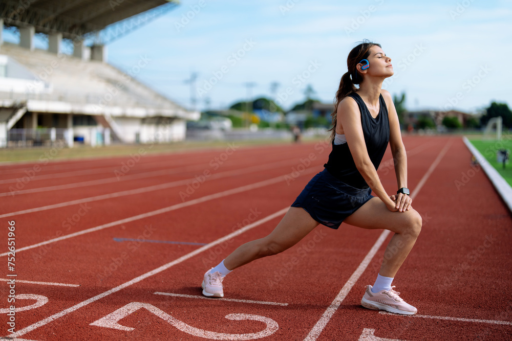 Obraz premium Caucasian woman jogging in the morning to stay healthy.