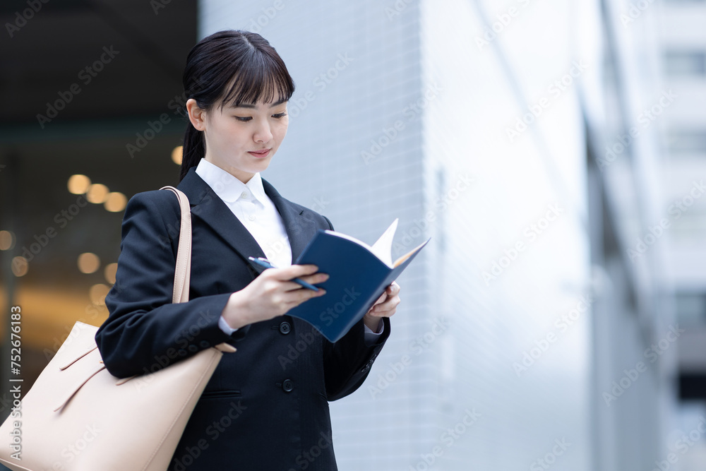 スケジュールを確認する就活生 スケジュールを確認する就活生