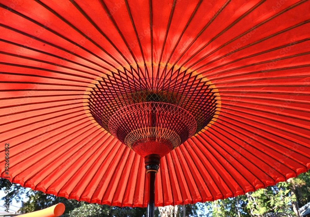 Japanese umbrellas are made of Japanese paper, bamboo, etc. It goes well with kimono, and you can enjoy the sound of rain and the scent of an umbrella.
