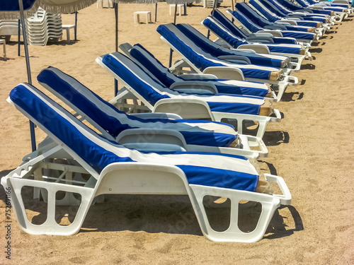 Chaises longues sur plage