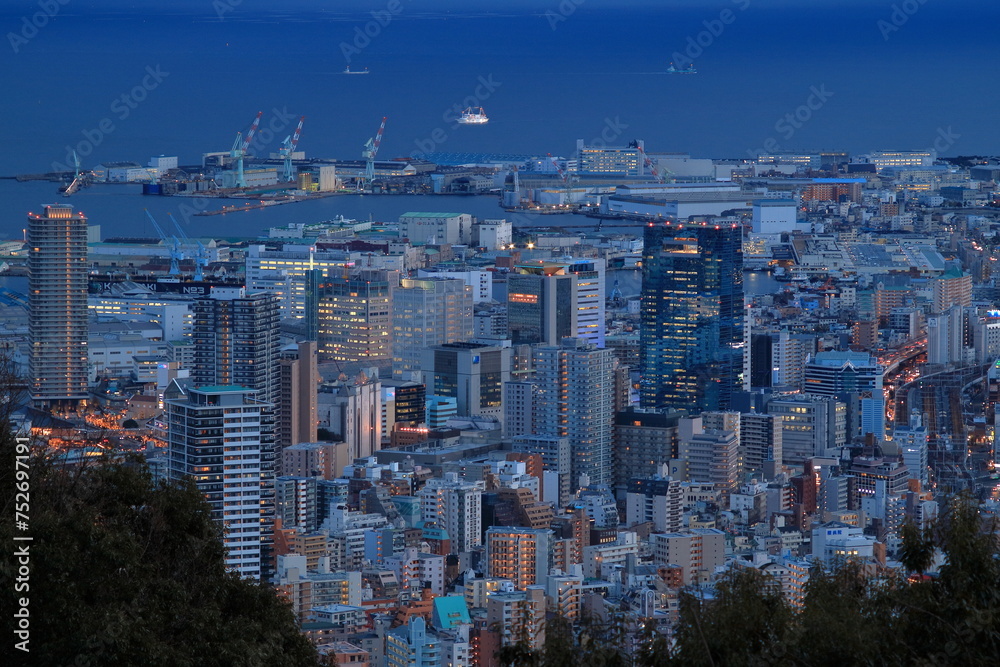 Obraz premium 神戸の夜景 西方向を撮影 市章山より神戸駅周辺の夜景