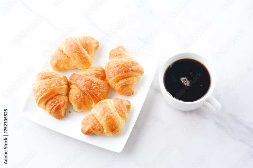 焼き立てでサクサクの食感のクロワッサンと、淹れたてのコーヒーの朝食
焼き立てでサクサクの食感のクロワッサンと、淹れたてのコーヒーの朝食