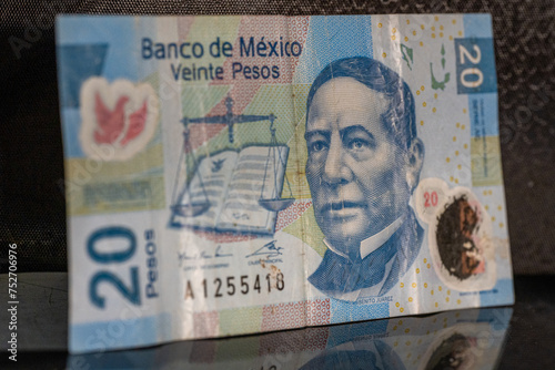 Billete de 20 pesos mexicanos con la imagen de Benito Juárez
