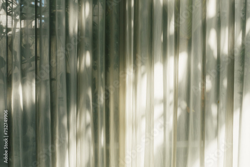Light spots reflected on white curtain © LI