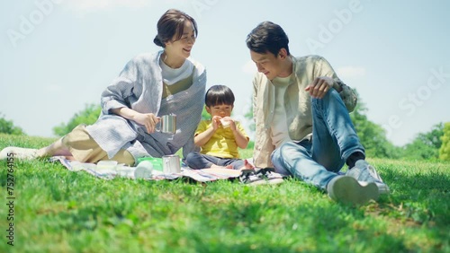 公園でピクニックする家族	
 photo