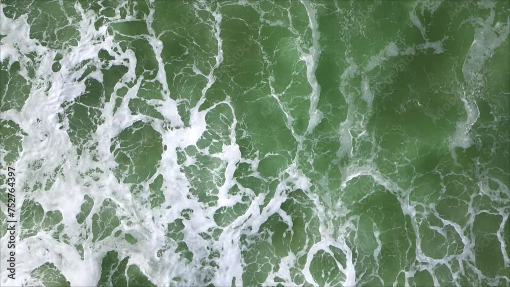Remous et mer verte plus vague qui balaie depuis le haut