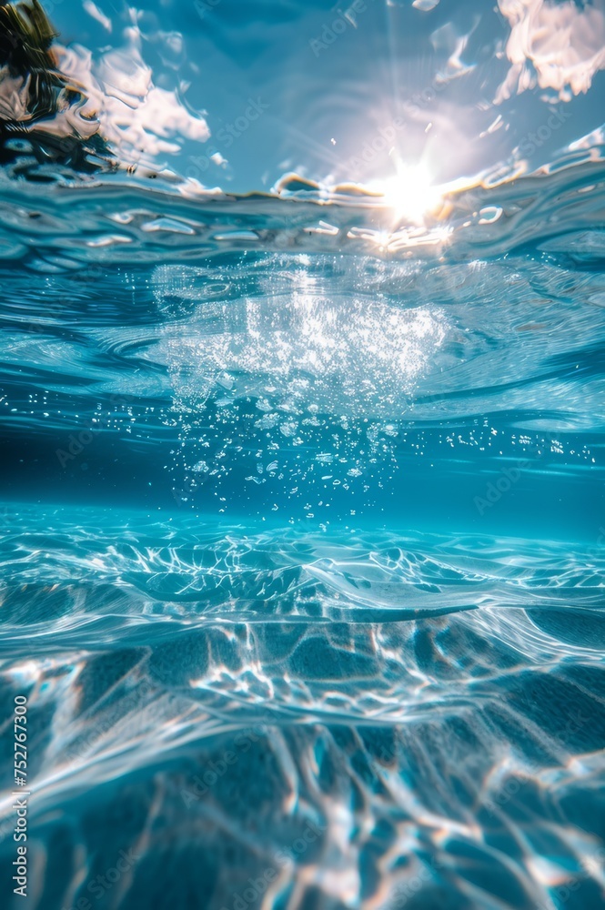fotografía submarina del mar cristalino, rayos de sol bajo el agua, arena cielo y océano 
