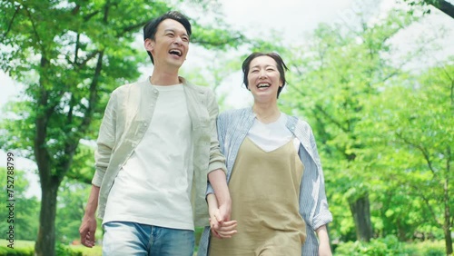 初夏の公園を散歩するカップル