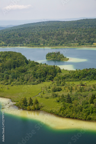 Vue sur les lacs Maclu et d'Ilay depuis le belvédère des 4 lacs (Jura, France) © MARC MEINAU