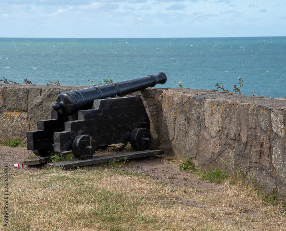 Cannon at fortress pointing at sea