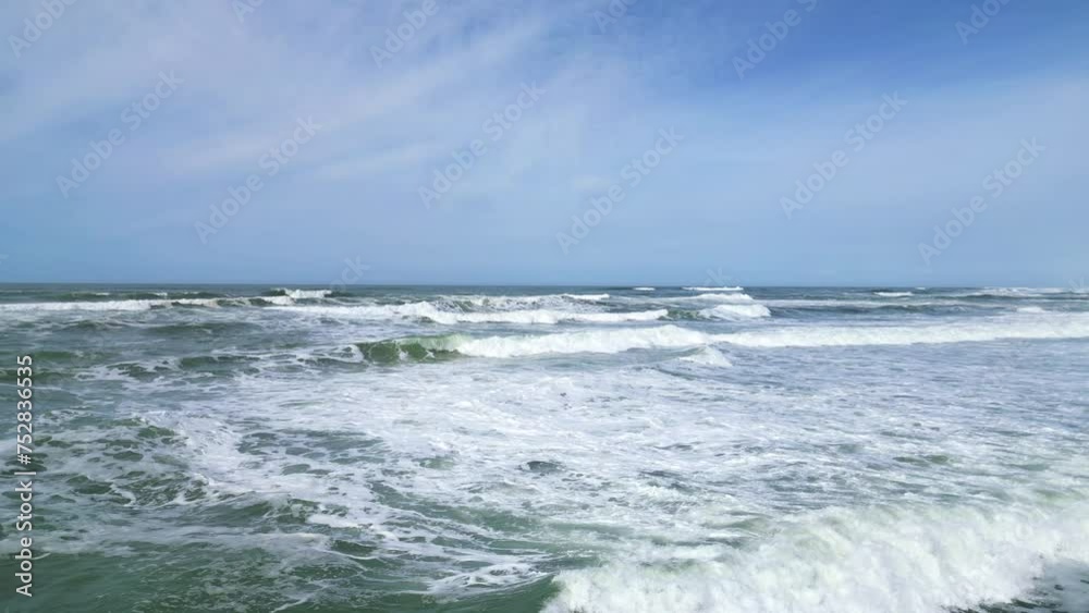 Sur place face aux vagues et à l'océan Sur place face aux vagues et à l'océan