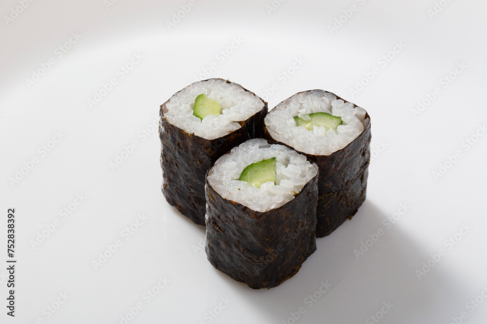 和食の寿司、かっぱ巻き、キュウリ、海苔巻きを白背景で撮影 和食の寿司、かっぱ巻き、キュウリ、海苔巻きを白背景で撮影