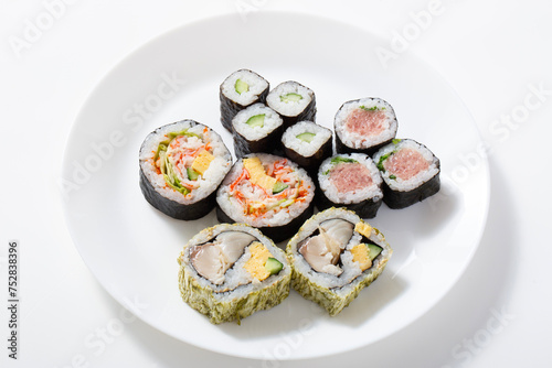 和食の寿司、海苔巻きを白背景で撮影
