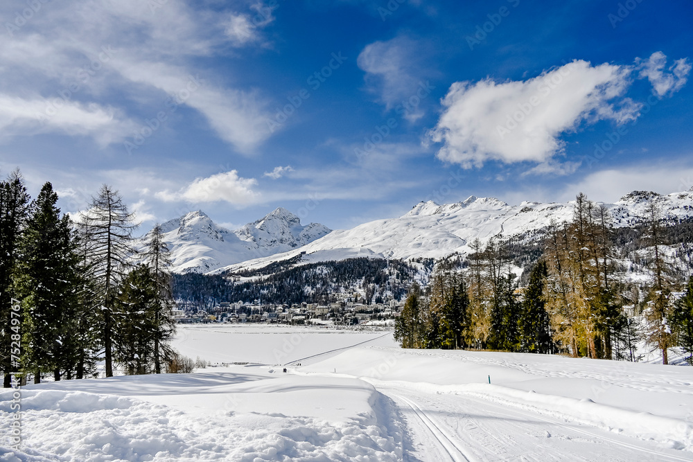 Fototapeta premium St. Moritz, St. Moritzersee, Oberengadin, Alpen, Corviglia, Piz Nair, Piz Julier, Piz Albana, Winter, Wintersport, Winterwanderung, Stazerwald, Langlauf, Schneedecke, Graubünden, Schweiz