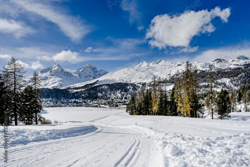 St. Moritz, St. Moritzersee, Oberengadin, Alpen, Corviglia, Piz Nair, Piz Julier, Piz Albana, Winter, Wintersport, Winterwanderung, Stazerwald, Langlauf, Schneedecke, Graubünden, Schweiz