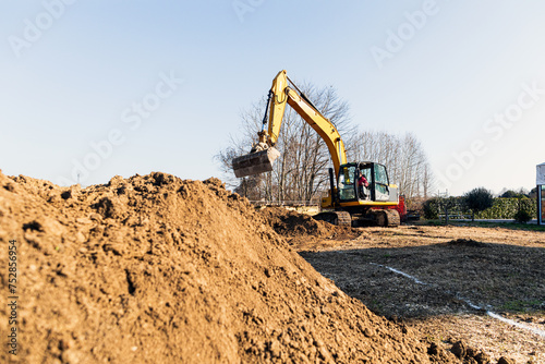 Escavatore idraulico su sito in costruzione photo