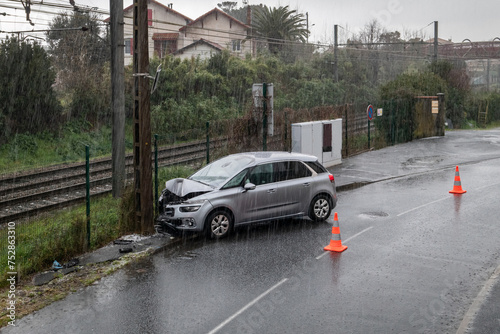 Colisão impactante: Automóvel choca contra poste numa gélida e chuvosa manhã de Inverno photo