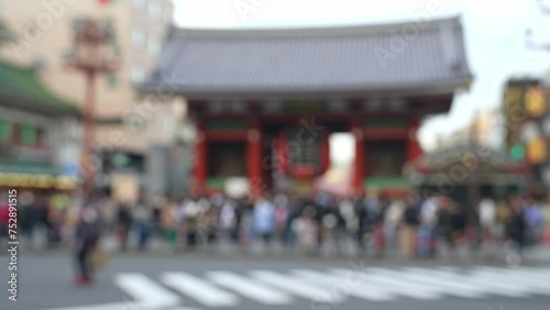 寺社の門と行き交う大勢の人々の風景　ぼかし photo