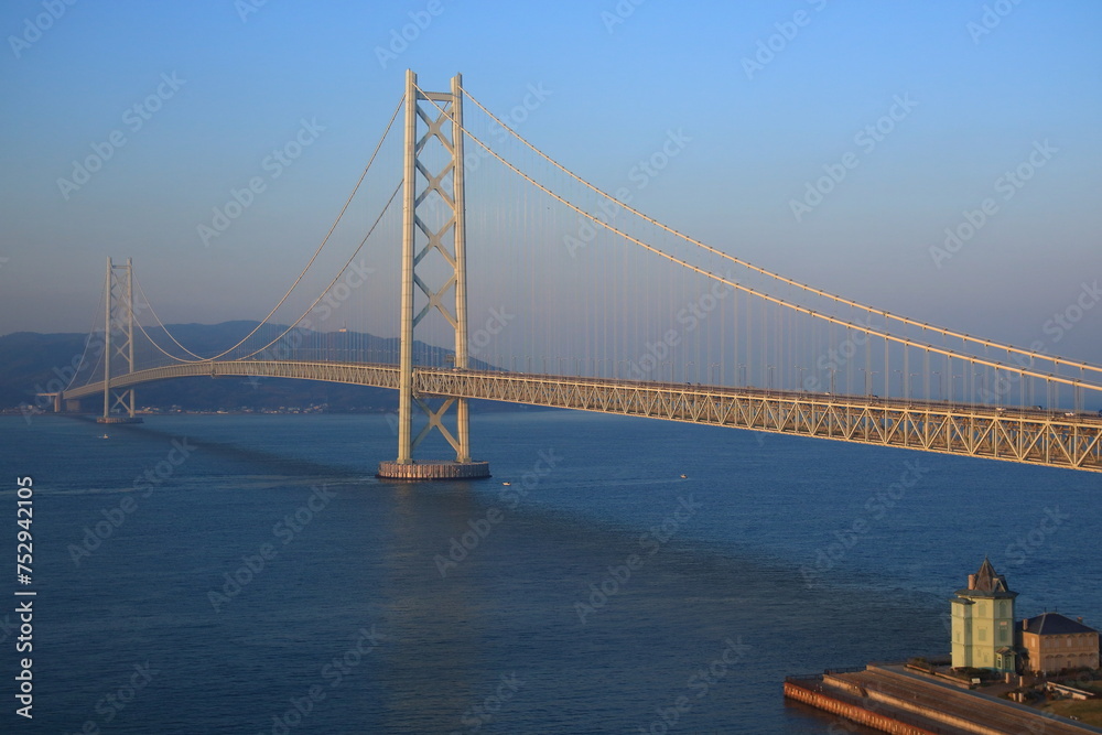 Obraz premium 明石海峡大橋、明石海峡を横断し本州と淡路島を結ぶ、全長3,911m、世界最長の吊り橋。パールブリッジの愛称を持つ