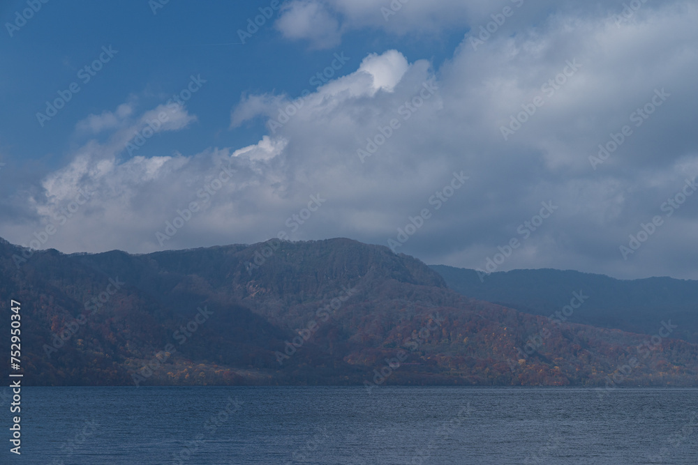 日本　青森県十和田市奥瀬十和田湖畔休屋から見える十和田湖と紅葉