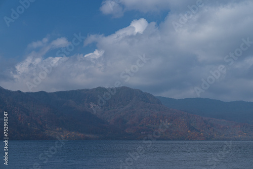 日本 青森県十和田市奥瀬十和田湖畔休屋から見える十和田湖と紅葉