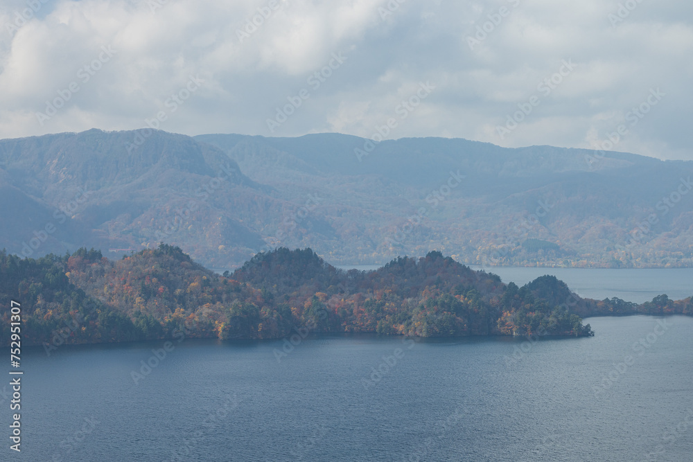 日本　青森県十和田市奥瀬にある瞰湖台から見える十和田湖と中山半島