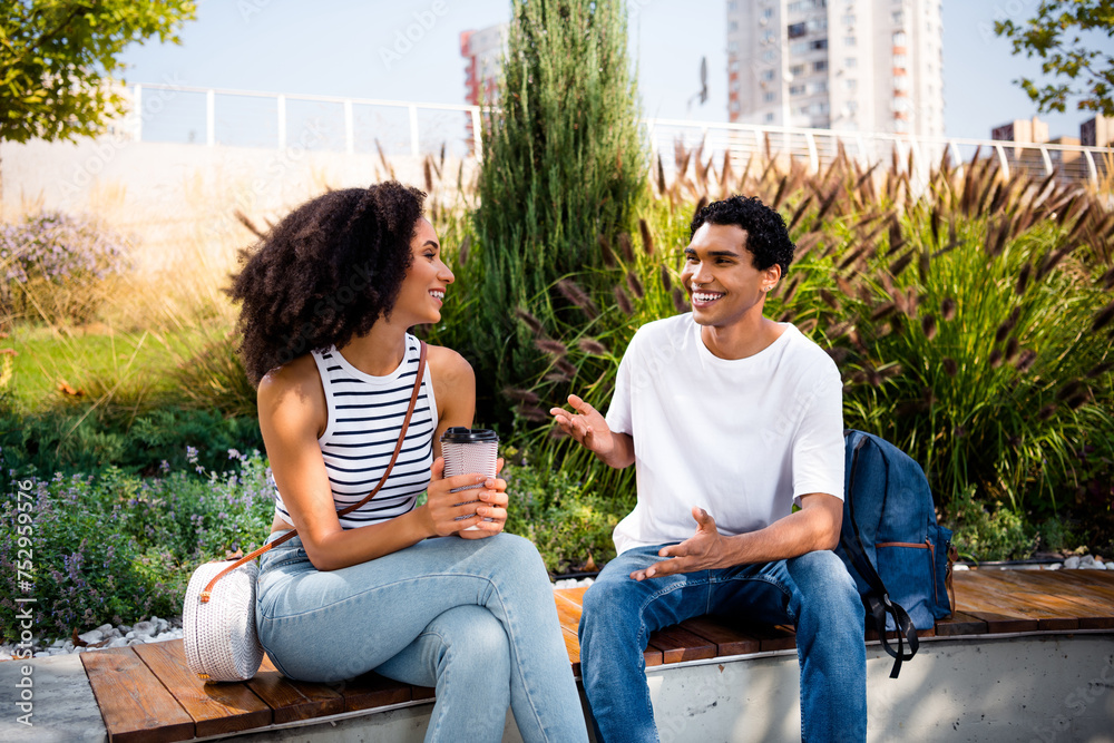 Φωτογραφία Photo of positive best friends people sharing news discussing day after universi