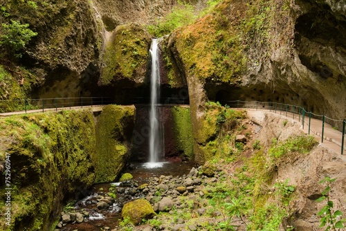 Fototapeta Naklejka Na Ścianę i Meble -  waterfall on the Madeira levada