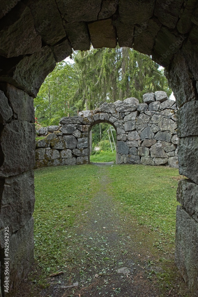 Obraz premium Old stone ruins at Kaupunginpuisto park in forest in summer, Hämeenlinna, Finland.