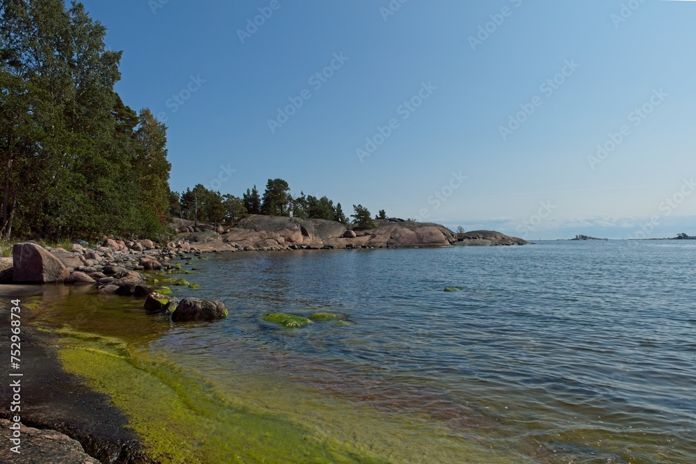 Obraz premium Rocky seashore on a summer day on the island of Käärmesaari, Espoo, Finland.