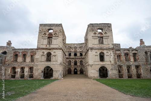 Foto View of the ruins of the medieval castle of Krzyztopor, Poland