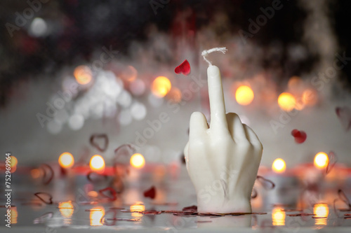 Biała świeczka w kształcie dłoni