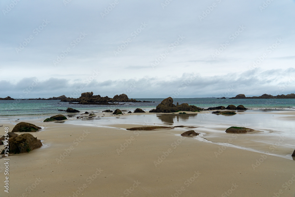 Plage de sable et rochers sous un ciel nuageux : la côte des Légendes en Bretagne dévoile toute sa majesté